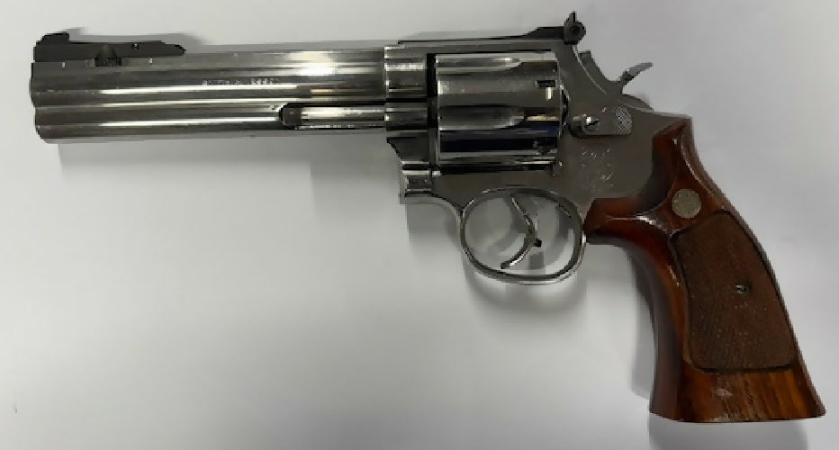 SMITH & WESSON 686- NO CASE , AS IS , GOOD CONDITION , NOT WITHOUT ITS SCRATCHES BUT STILL A GREAT BUY .PRICE INCLUDES POSTAGE TO YOUR DEALER UNLESS YOUR IN WES