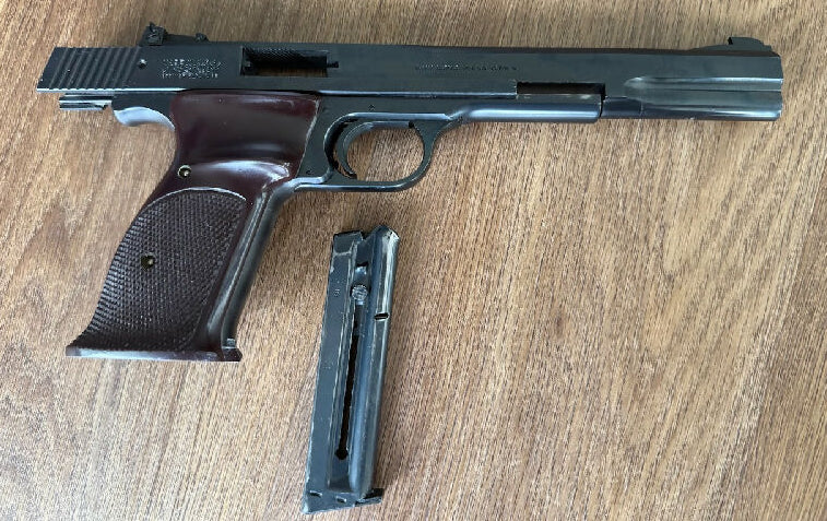 VGC Smith & Wesson Model 46 .22LR target pistol. This was the model prior to the Model 41. Original all over. Only 4000 produced with 2500 with 7inch barrel. Pr