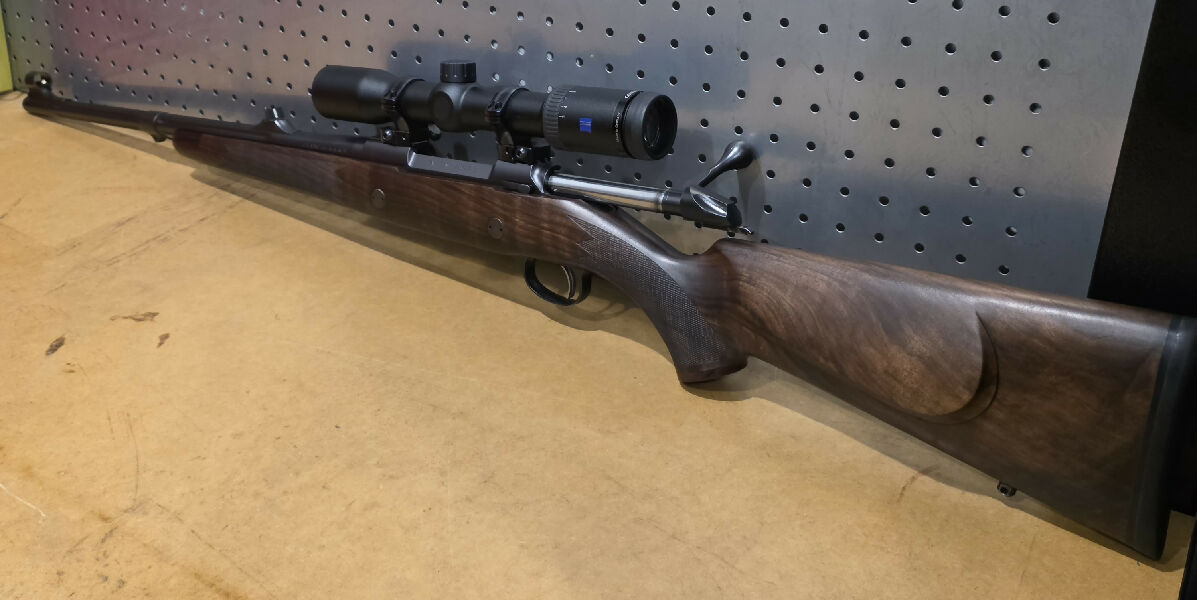 Sako 85 Grizzly 9.3x62 with Zeiss duralyt 1.5-5x36 (german made scope) and sako optilock quick release rings. They dont make this model with open sights and the