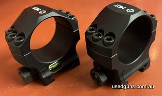 Close to new condition, triple screws, built in bubble level, medium height, 34mm tube.