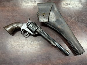 COLT
SAA - SINGLE ACTION ARMY
45 LONG COLT
6 SHOT
7.5 INCH BARREL
EXCELLENT BORE
PERIOD HOLSTER
EARLY REFURBISHMENT 
SMALL CHIP MISSING FROM BOTTOM OF GRIP
CLEAR HARTFORD ADDRESS ON BARREL
CLEAR PATENT MARKINGS ON FRAME
PRE 46 COLLECTABLE HANDGUN
MANUFACTURED 1904
#258751

VGC $2690