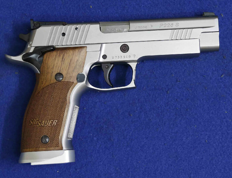 Sig Sauer P226S timber grips 125mm barrel SS Five 10 shot magazines