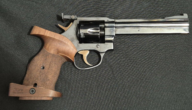 As new condition, KN grip and original grip. Comes with Lee Progressive press incl. dies as new condition, Starline brass 400new plus once fired approx.200. Spe