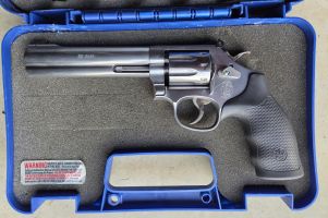 Excellent quality Magnum with minimal use. Selling as no longer shooting.