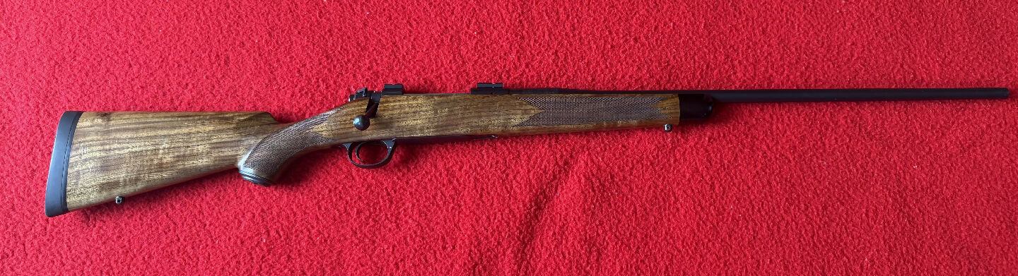 Kimber classic select 25-06 in excellent original condition. Hardly a mark showing. This rifle is a pleasure to hold and shoot. Smooth silky action with the nic