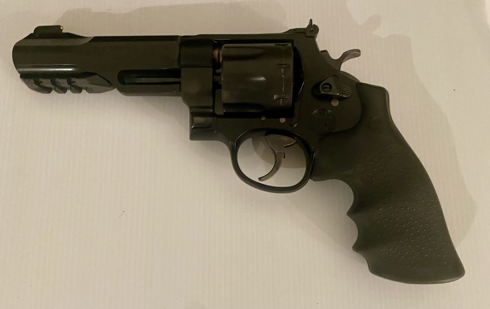 Smith & Wesson 327 TRR8 Revolver