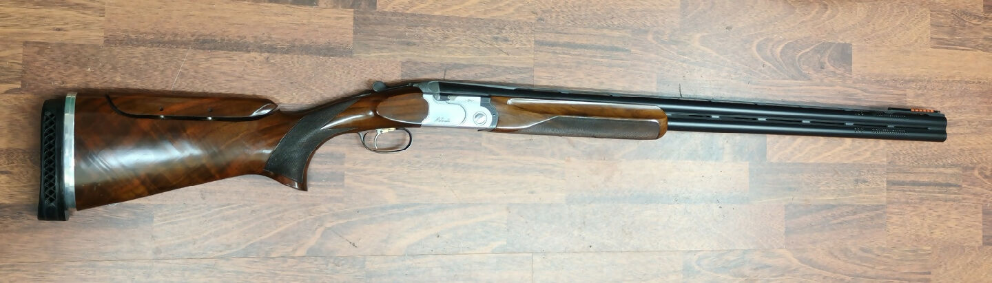 BERETTA 682 TRAP shotgun with comb raiser, 32" ported barrels, Full and modified choke.
