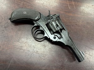 WEBLEY
MARK V
455 WEBLEY
6 SHOT
4" BARREL
EXCELLENT BORE
CLEAR BROAD ARROW MILITARY MARKINGS
BIRDS HEAD GRIP
LANYARD RING
PRE 46 COLLECTABLE HANDGUN
#138756

VGC+ $890