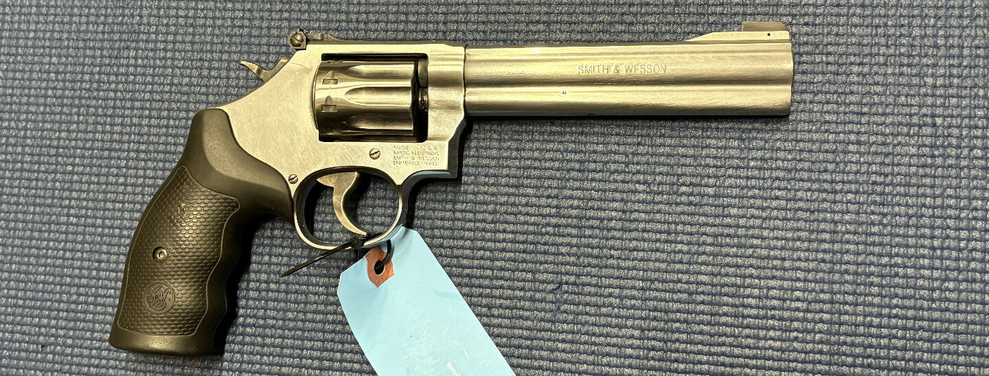 Very good condition Smith & Wesson 617 in 22LR. Great plinking revolver. Great weight and balance. Hammer and trigger crisp. Cylinder spins well.¬†