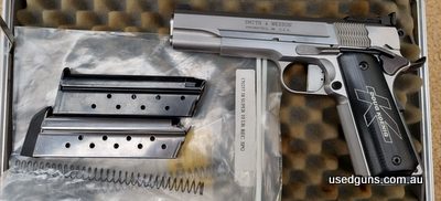 Smith & Wesson model 1911 DK (Doug Koenig) edition in 38 Super from S&W Performance Centre 2 x 10 shots magazines, extra curved faced trigger, extra recoil spri