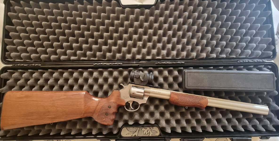 Alfa carbine 38 special /357 mag.  Great condition, only fired a few packets of ammunition- comes with gun case and cleaning kit.  can supply 2 packets of ammo 