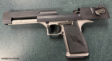no rust but has minor scratches it , no original case but it has a case and one magazine. it is made in israel-this isthe only photo we have of this consignment