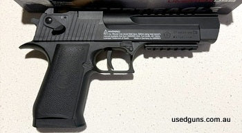As new. Multiple 8 shot magazines. spare CO2 canisters for local transfer