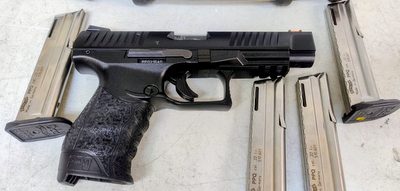 Excellent condition, 4 magazines. Contact via email please.