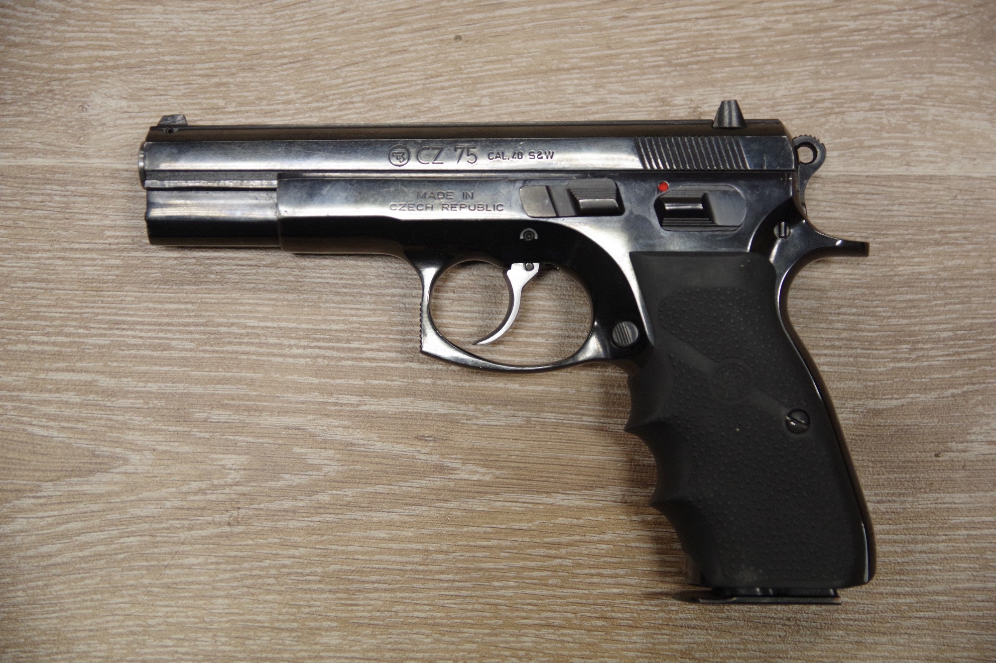 S/H CZ 75 SEMI AUTO PISTOL 40 S&W (AV540)