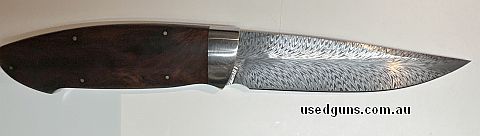Beautiful handmade feather pattern Damascus knife, more photos available on request. Postage to be paid by buyer, massage & email only.