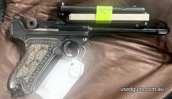 This Luger does not have matching numbers, no other grips. Pistol rug included with 2 extra magazines. Please look at all the photos to form your opinion. Looks
