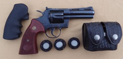 Colt Python .357 revolver (manuf. 1962) in good condition with very good bore. Comes with spare Hogue Mono Grip (rubber grips), 3 x speed loaders and double spe