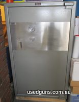 Key and combination entry. Eight 32mm locking bars. Large internal volume, pre-fitted to accept shelving or racking. Mechanism includes internal glass plate and