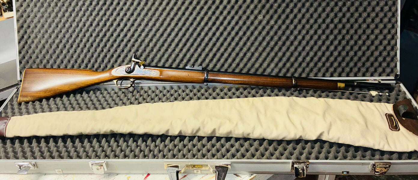 Ideal for period military reenactment. Accessories include padded canvas carry bag, shoulder bag and belt mounted ammo pouch. Mint bore.