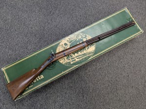 PIETRO BERETTA
PERCUSSION 
COMMEMORATIVE SHOTGUN
12 GAUGE
30" BARRELS
BLACK POWDER
ORIGINAL RAM ROD
COLOR CASE FINISHED RECEIVER
DOUBLE TRIGGERS
WALNUT STOCK
TOP OF BARRELS MARKED IN SILVER
"1680 PIETRO BERETTA GARDONE 1980"
ORIGINAL BOX
VERY RARE
#X02598B

EXC+ $1290