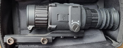 Only used 3 times - Comes as a combo HIKMICRO THUNDER TE19C HIKMICRO EYE PIECE RUBBER HIKMICRO THUNDER RAIL MOUNT 4x Rechargeable Batteries and Charger