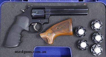 Smith & Wesson 586, 6 shot revolver, spare timber gribs, 5 speed loaders, hard cased