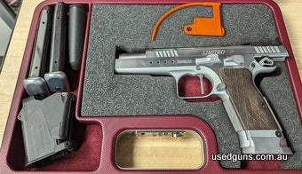 In the box a lightly used Limited Custom. comes with the box, two mags and Tagfoglio cleaning kit (cylinder)