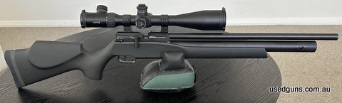 FX Streamline 22 Air rifle with soft touch synthetic stock and Hawke AIRMAX 6-24x50 scope. Includes 11 shot rotar magazine, hard case and scuba tank filler. The