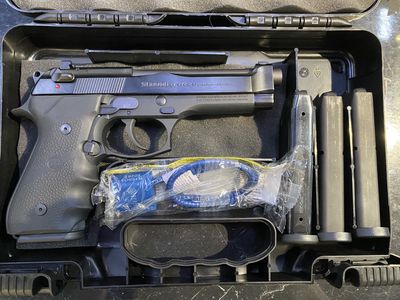 USED BERETTA 92 FS 9MM B/R 127MM 10RND W/ LOCK & 3 MAGS, CASED / AS NEW SN: BER822507