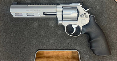 BARELY USED/AS-NEW SMITH & WESSON 686 COMPETITOR. HAS SHOT 30 ROUNDS BEFORE GOING BACK IN THE SAFE TO BE FORGOTTEN ONCE MY COLT PYTHON WAS ACQUIRED. HAVE NO INC