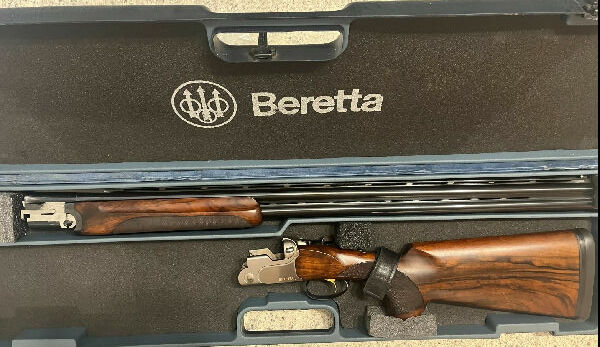 Beretta DT10 Trap gun, 32 inch barrels, 1610 barrel weight, full and modified fixed chokes, kick eze pad, beautiful wood, in excellent condition with beretta ca