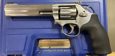Very good condition smith and Wesson 617 chambered in 22LR, features a 10 round cylinder, synthetic hand grip and 150mm barrel, comes with original hard case an