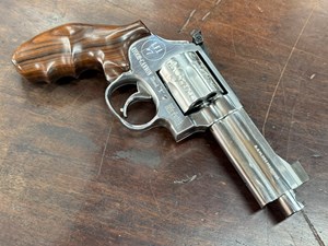 SMITH & WESSON
MODEL 686
AYOOB CANNON STREET "L"
LIMITED EDITION
357 MAGNUM
6 SHOT
4 INCH BARREL 
WITH COMPENSATOR 
STAINLESS STEEL
DOUBLE ACTION ONLY
TUNED ACTION
ENGRAVED 
COMBAT SIGHTS
EXOTIC TIMBER FINGER GROOVED GRIPS
ORIGINAL HARD TIMBER CASE
ONLY TEN EVER PRODUCED 
NUMBER 7 OF