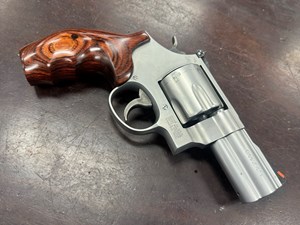 SMITH & WESSON 
148121
MODEL 625-7
LEW HORTON LIMITED EDITION
45 LONG COLT
6 SHOT
STAINLESS STEEL
3" BARREL
RED RAMP FRONT SIGHT
ADJUSTABLE REAR SIGHT
ORIGINAL ROSEWOOD TIMBER GRIPS
ORIGINAL BOX 
SPECIAL ORDER NO 8201
PRODUCED IN 1998/1999 APPROX
MODERN COLLECTABLE FIREARM
ONE ONLY
#