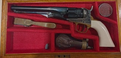 Unfired Uberti .36 cal police model revolver in felt lined 0ak presentation case with Flask and Bullet Mold also percussion cap tin purchaser to pay postage usu