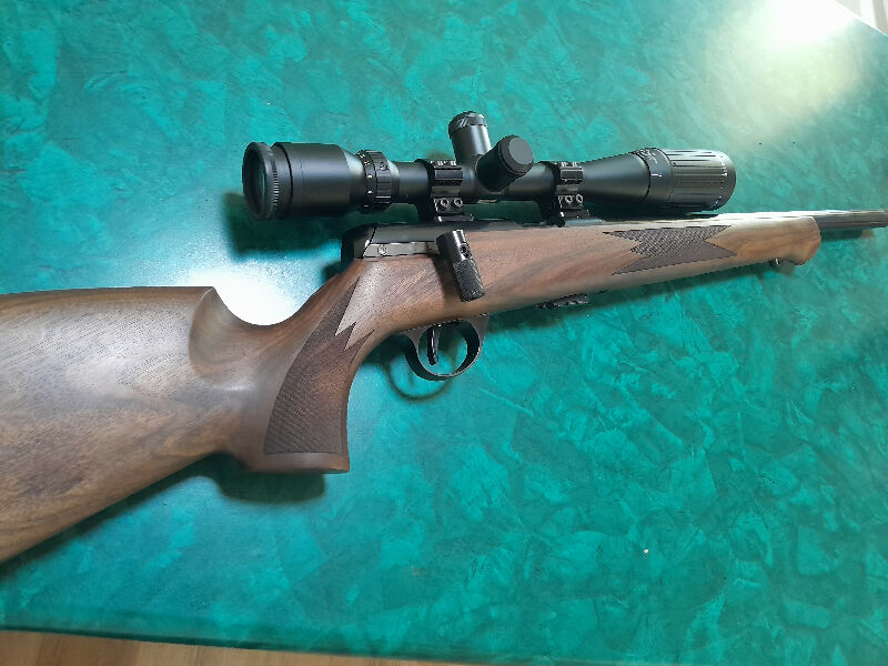 Anschutz 1727F fourtner action in excellent condition. fitted with a clearidge XP 60 6-20. very nice scope ,very clear. beautiful timber, no marks or dings . sh