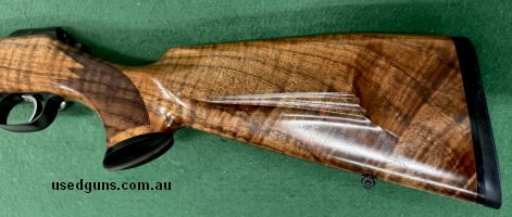 ONO. Mauser M03 Alpine with stunning grade 6 stock showing extensive tiger stripe and dark contrasting grain. This rifle is in near new condition and would suit