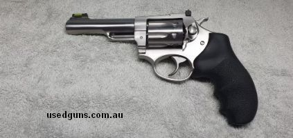 Fitted with Hogue rubber boot type grip for full 3 finger hold. Also comes with original smaller Ruger rubber grips with wooden inlays. Barrel length is 122mm.