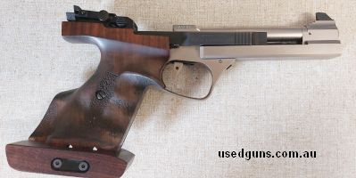 Good reliable Target Pistol.   Comes with FWB case and 2 mags. Older shooter giving sport up for health reasons.  Buyer to pay any freight costs