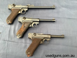 Set of 3x Lugers in good to very good condition. A black holster for the Army, A braced belt with 3 pouches, 2 are double magazine with 4 repro magazines and 1 
