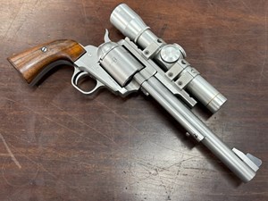FREEDOM ARMS
MODEL 83
FIELD GRADE
454 CASULL
5 SHOT
7.5 INCH PORTED BARREL
STAINLESS STEEL
OILED WALNUT GRIPS
FACTORY SCOPE MOUNT AND RINGS
WITH FACTORY FITTED
LEUPOLD M8 2X20 SILVER SCOPE
FITTED TIMBER CASE
BLUE FELT LINED WITH PLAQUE 
LIMITED EDITION 
PRE PRODUCTION SERIES 
ONE OF 2