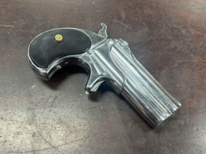 REMINGTON
MODEL 95 DERRINGER
41 RIMFIRE
TWO SHOT
OVER & UNDER BARRELS
AVERAGE BORES
ORIGINAL NICKEL FINISH
CLEAR ADDRESS ON TOP OF BARREL
FINELY CHECKERED ORIGINAL BLACK GRIPS
CIRCA 1912
PRE 46 COLLECTABLE HANDGUN
#712

VGC+ $795