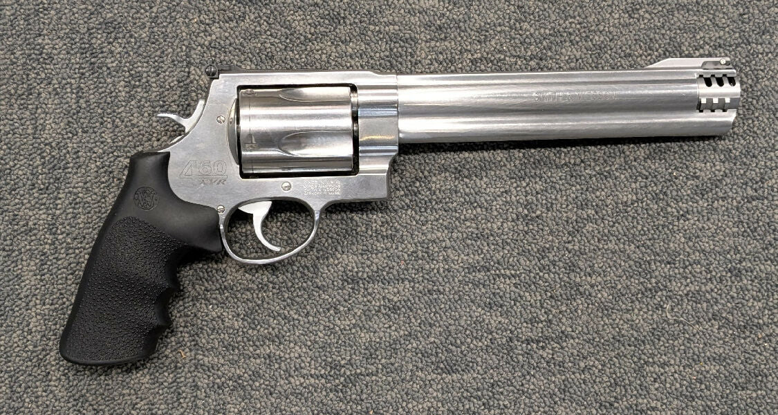 A Smith & Wesson 460XVR in 460 S&W Magnum excellent consition. The previous owner states that this pistol has only fired 10 rounds. Please quote 03/392 when enq