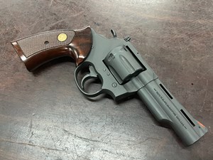 COLT
PEACE KEEPER
357 MAGNUM
6 SHOT
4" BARREL
ADJUSTABLE REAR SIGHT
& RED FRONT SIGHT
ORIGINAL CHECKERED TIMBER GRIPS
ORIGINAL MATTE FINISH
MANUFACTURED 1986
VERY RARE MODEL
#53237V

UNFIRED $2990