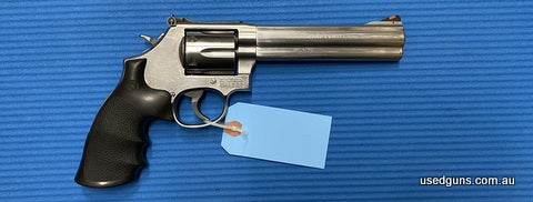 Excellent condition Smith & Wesson 686 chambered in 357 Mag. Sports a 6 inch barrel.