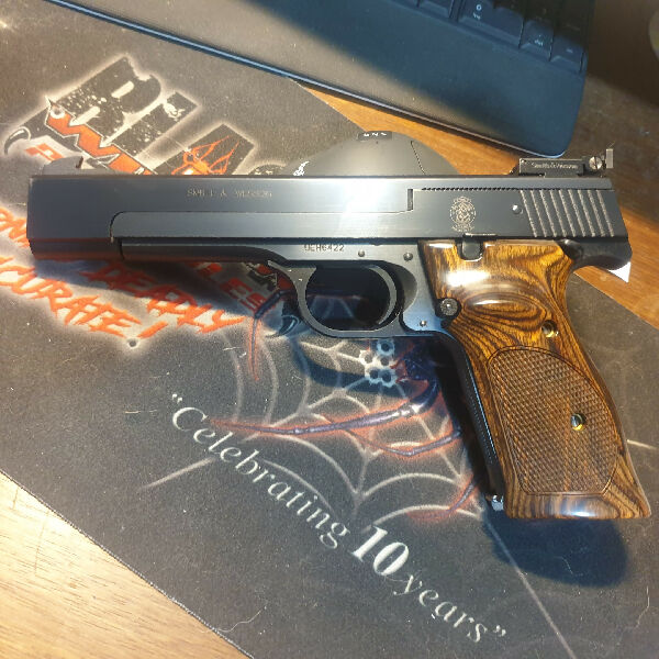 Smith and wesson model 41 in excellent condition comes with original case and spare mag. Buyer to pay transfer postage