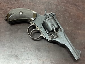 WEBLEY
MARK IV SERVICE REVOLVER
455 WEBLEY
6 SHOT
4" BARREL
EXCELLENT BORE 
BROAD ARROW MILITARY MARKINGS
ORIGINAL CHECKERED BROWN GRIPS
WITH LANYARD RING
CIRCA 1900
#82947

EXC $1090