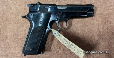 A very good Smith & Wesson Model 59 pistol in 9mm Luger. Comes with 14 round magazine and is fitted with a 102 mm barrel. Suit collectors licence. Buyer to cove