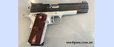 Kimber 1911 Rimfire Super (Kimber's Custom Shop) Aluminum frame in satin silver and aluminum slide in matte black. Steel barrel. Checkered handle grips in Rosew